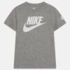 Nike Sportswear Futura Evergreen Tee Unisex - Camiseta Estampada - Dark Grey Heather